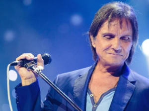 Roberto Carlos sofre acidente de carro durante gravação de clipe de fim de ano da TV Globo