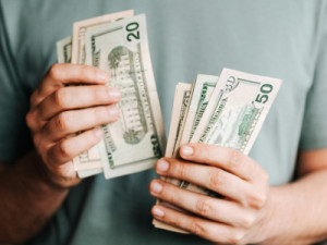 Dólar sobe com foco nos EUA e incertezas políticas no Brasil; bolsa recua