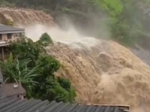 Temporal em Petrópolis transforma ruas em rios, e Defesa Civil emite alerta extremo; aulas são suspensas e Centro Histórico é fechado