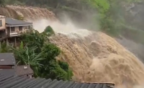 Temporal em Petrópolis transforma ruas em rios, e Defesa Civil emite alerta extremo; aulas são suspensas e Centro Histórico é fechado