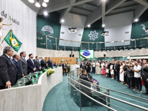Quatro deputados recebem a Medalha Paulo Sarasate em homenagem às longas trajetórias no Parlamento cearense