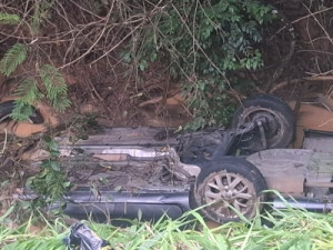 Casal, duas filhas e sobrinha morrem após carro bater em barranco e cair em córrego em MG