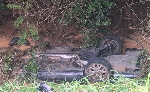 Casal, duas filhas e sobrinha morrem após carro bater em barranco e cair em córrego em MG