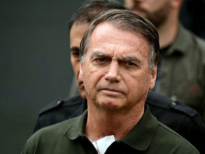 Bolsonaro é internado em hospital em Brasília; ex-presidente fará cirurgia para tratar hérnia