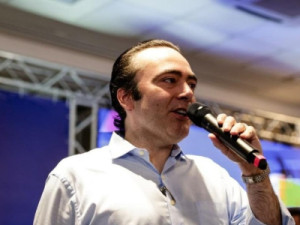 Prefeito de Massapê, no Ceará, tem convulsão em avião com destino aos EUA e é levado a hospital