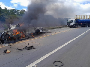 Onze pessoas morrem em batida entre dois carros na divisa da Bahia com o Espírito Santo