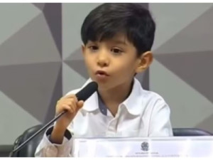 Bombou no g1: 'Minimédico' goiano de 6 anos é ovacionado com discurso fofo e 'cirúrgico' no Senado