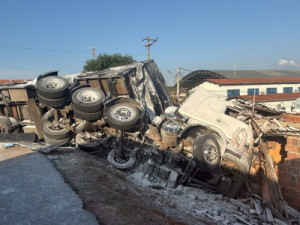 Carreta com gesso tomba, atinge carro, destrói casa e comércios, e deixa feridos, no Ceará