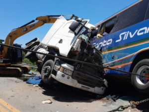 Colisão entre caminhão e ônibus deixa 11 mortos na BR-116, no Sul do RS; há pelo menos 11 feridos