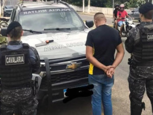 Homem usando camisa do Raio e um simulacro é levado à Delegacia de Polícia do Crato