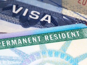 Governo Trump congela emissão de vistos de imigrantes para cidadãos do Brasil e de mais 74 países