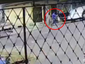 Motorista tenta parar ônibus no braço, mas não consegue evitar colisão