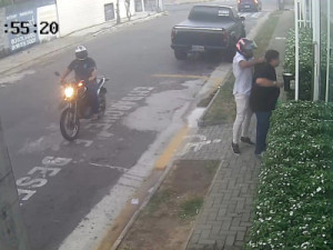 Advogado tem cordão de ouro avaliado em R$ 28 mil roubado por dupla em motocicleta em Fortaleza