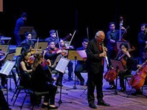 Brasileiro vencedor do Grammy toca música com 3 mil notas em 3 minutos e é ovacionado em SC