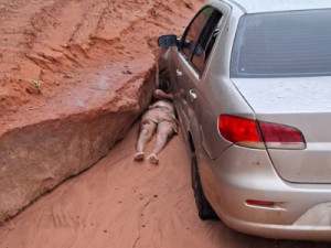 Homem passa madrugada com cabeça atolada entre barro e roda de carro em MG