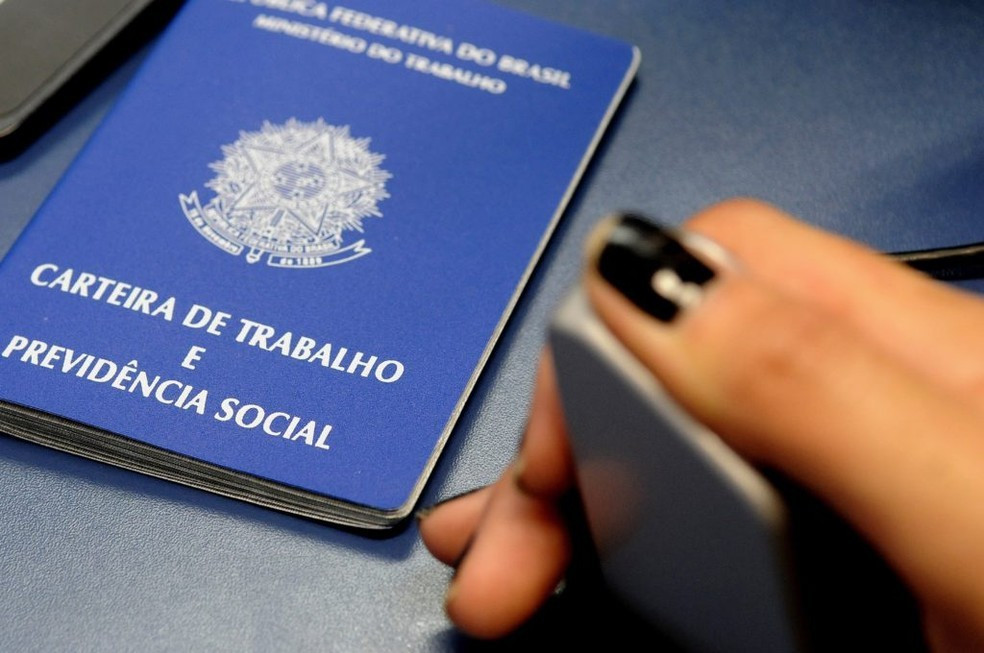 Taxa média de desemprego fica em 5,6% em 2025, o menor patamar desde o início da série histórica, diz IBGE