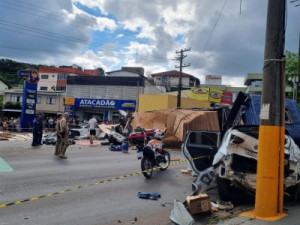 Carreta desgovernada atinge vários veículos em Chapecó; dez pessoas ficam feridas