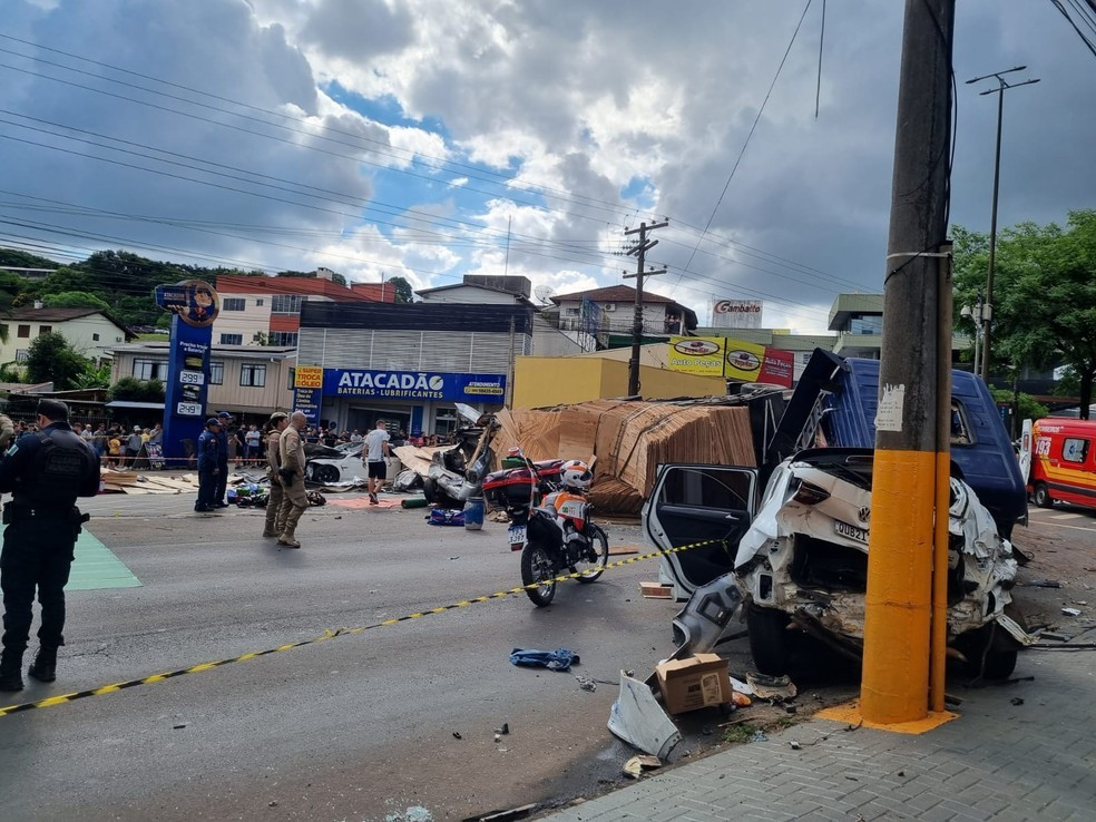 Carreta desgovernada atinge vários veículos em Chapecó; dez pessoas ficam feridas