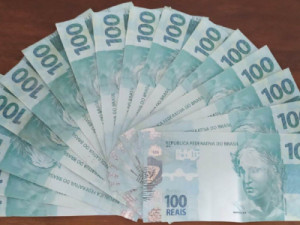 Homem é preso acusado de passar células falsas no comércio de Barbalha