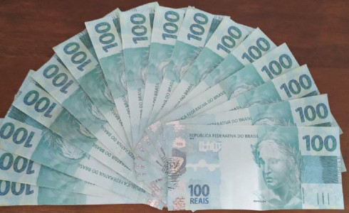 Homem é preso acusado de passar células falsas no comércio de Barbalha