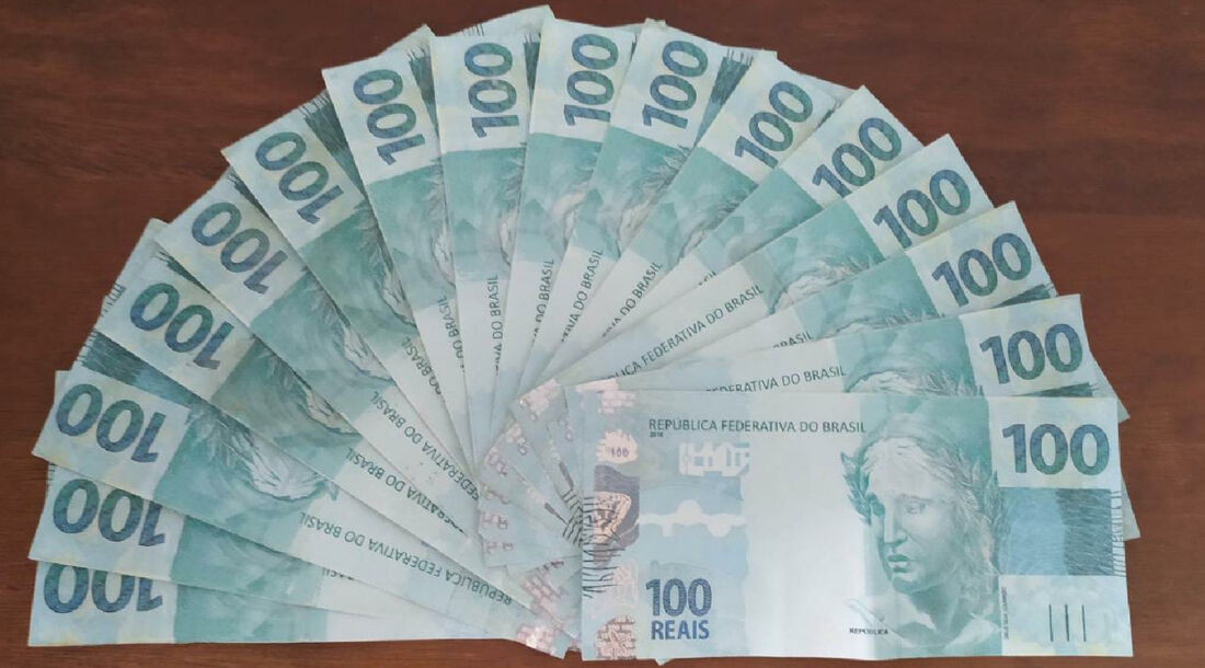 Homem é preso acusado de passar células falsas no comércio de Barbalha