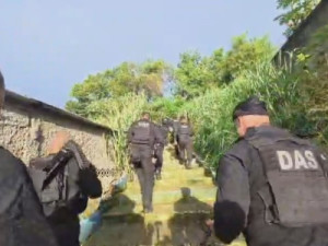 Polícia faz operação para prender traficantes suspeitos de estupro; menina de 13 anos foi confundida com namorada de bandido