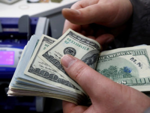 Ibovespa encosta nos 190 mil pontos e bate novo recorde após pesquisa eleitoral; dólar cai