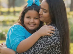 “Dor na alma inexplicável”, diz mãe após filha de 10 anos morrer engasgada com pedaço de carne