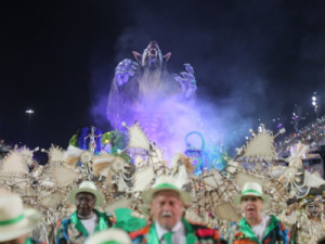 Lobisomem de 20 m e 4 ton da Imperatriz foi controlado por 13 profissionais de Parintins; entenda