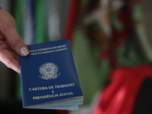 Desemprego cai em 6 estados brasileiros no 4º trimestre de 2025, diz IBGE