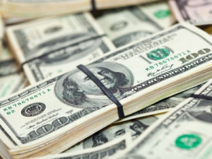 Dólar fecha a R$ 5,17, menor valor desde maio de 2024, e Ibovespa bate recorde após derrubada do tarifaço