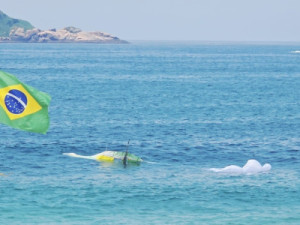 Instrutor e turista morrem em queda de asa-delta no mar em São Conrado