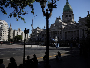 Em vitória para Milei, Senado da Argentina reduz maioridade penal de 16 para 14 anos