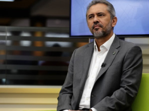 Servidores do Ceará terão reajuste salarial de 5% e aumento do vale-alimentação, anuncia Elmano