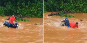 Motociclista é arrastado por correnteza e fica submerso ao tentar atravessar rua alagada