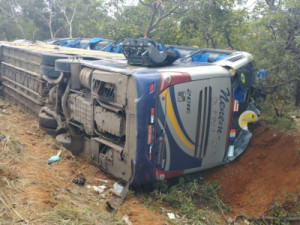 Acidente de ônibus na BR-251 deixa dois mortos e dez feridos em Grão Mogol