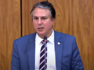 MEC visita obras de hospital universitário e inaugura creche no Ceará