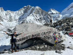 Gaúcha trilha Everest sozinha após infarto que quase tirou sua vida: 'Vi que viver é muito diferente de sobreviver'