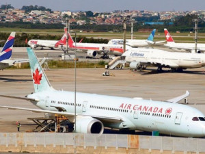 Governo estuda reduzir impostos para evitar aumento das passagens aéreas por causa da guerra no Oriente Médio