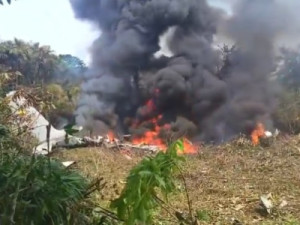 Avião militar cai na Colômbia com mais de 120 pessoas a bordo; Exército fala em 48 feridos