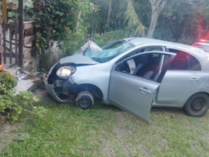 Médico atropela oito pessoas, joga carro contra casa do irmão e tenta matá-lo com pedaço de pau