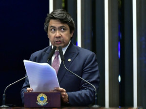 Senador com CNH vencida e carro sem placas ameaça PMs e tenta fugir de abordagem em SP