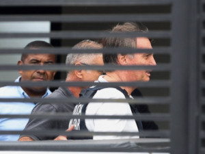 Moraes nega pedido da defesa de Bolsonaro para 'livre acesso' de filhos à casa do ex-presidente durante prisão domiciliar