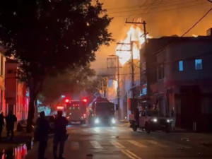 Incêndio de grandes proporções atinge fábrica no Brás, no Centro de SP