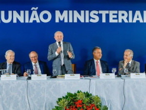 Lula faz reunião para oficializar trocas em ministérios antes da eleição
