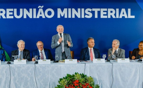 Lula faz reunião para oficializar trocas em ministérios antes da eleição