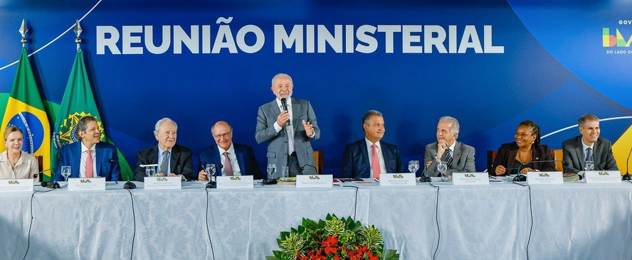 Lula faz reunião para oficializar trocas em ministérios antes da eleição