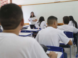 Governo paga reajuste de 5,4% aos professores, com retroativo de janeiro e fevereiro