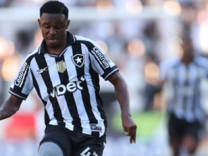 Lyon aciona Botafogo na Fifa por dívida pela compra de Jeffinho