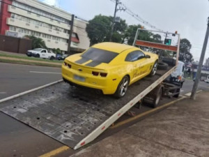 Camaro amarelo de circo avaliado em R$ 500 mil é guinchado por IPVA atrasado em Passo Fundo